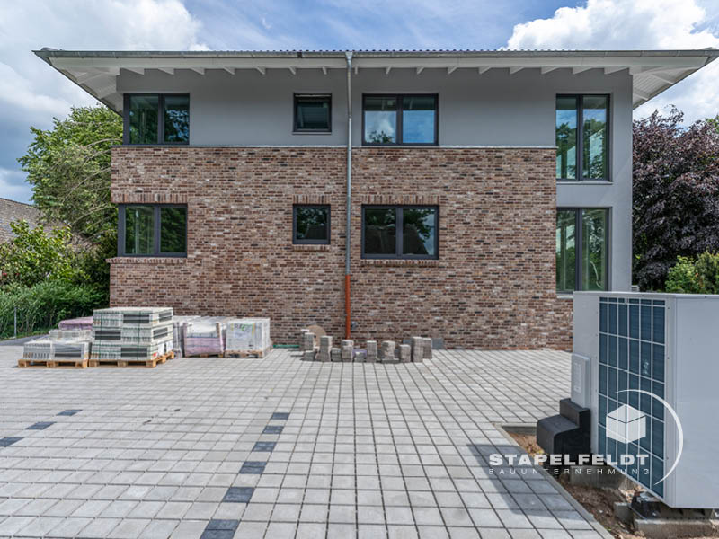 Seitenansicht der Klinkerfassade – Neubau Mehrfamilienhaus Witzhave | Stapelfeldt Bauunternehmung