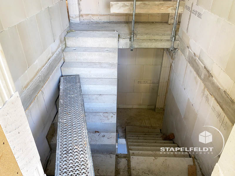Betontreppe im Rohbau – Neubau Mehrfamilienhaus Witzhave (KfW-40) | Stapelfeldt Bauunternehmung