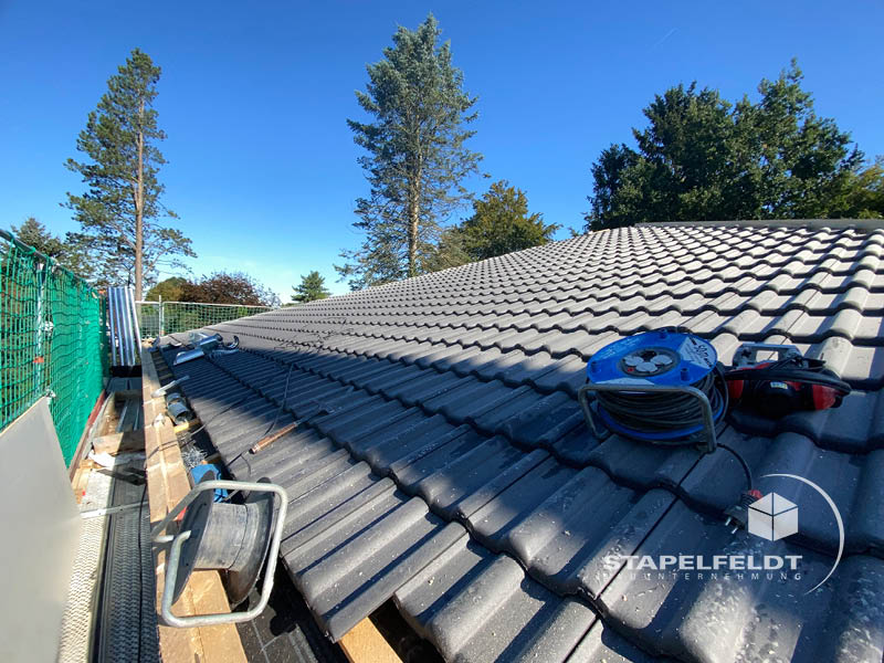 Dacheindeckung mit Dachpfannen – Neubau Mehrfamilienhaus Witzhave (KfW-40) | Stapelfeldt Bauunternehmung