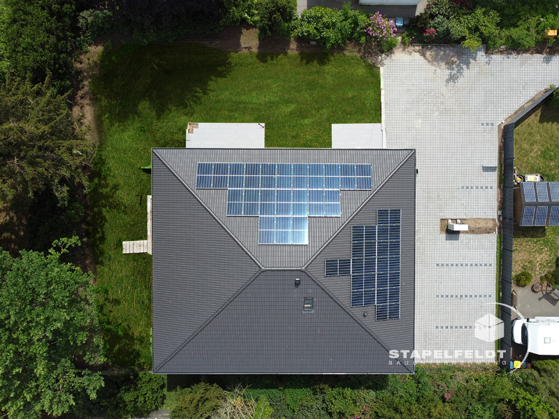 PV-Anlage auf dem Dach – Neubau Mehrfamilienhaus Witzhave (KfW-40) | Stapelfeldt Bauunternehmung