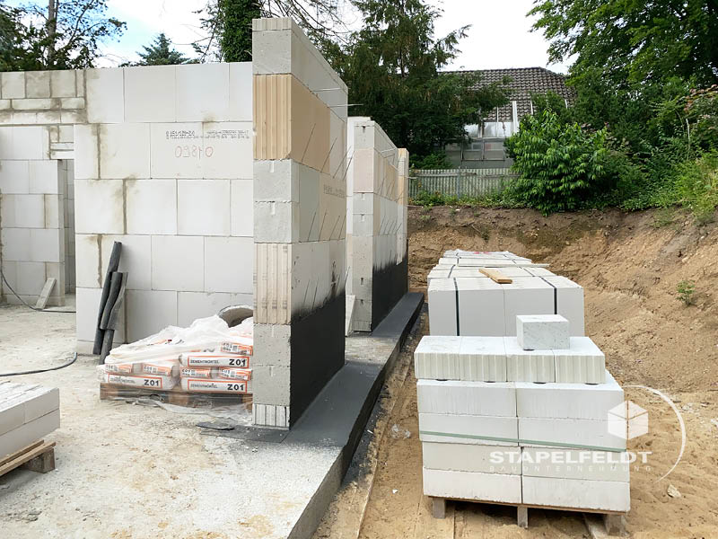 Erdgeschoss-Mauerwerk im Neubau Mehrfamilienhaus Witzhave (KfW-40) | Stapelfeldt Bauunternehmung