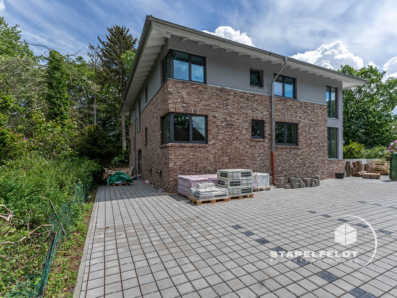 Garten-/Seitenansicht der Klinkerfassade – Neubau Mehrfamilienhaus Witzhave (KfW-40) | Stapelfeldt Bauunternehmung