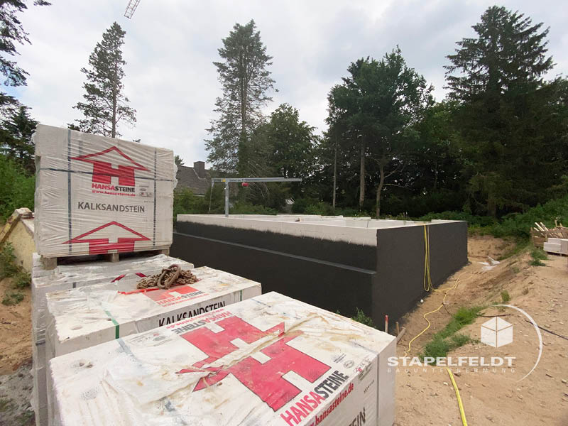 Keller und Erdgeschoss im Rohbau – Neubau Mehrfamilienhaus Witzhave (KfW-40) | Stapelfeldt Bauunternehmung