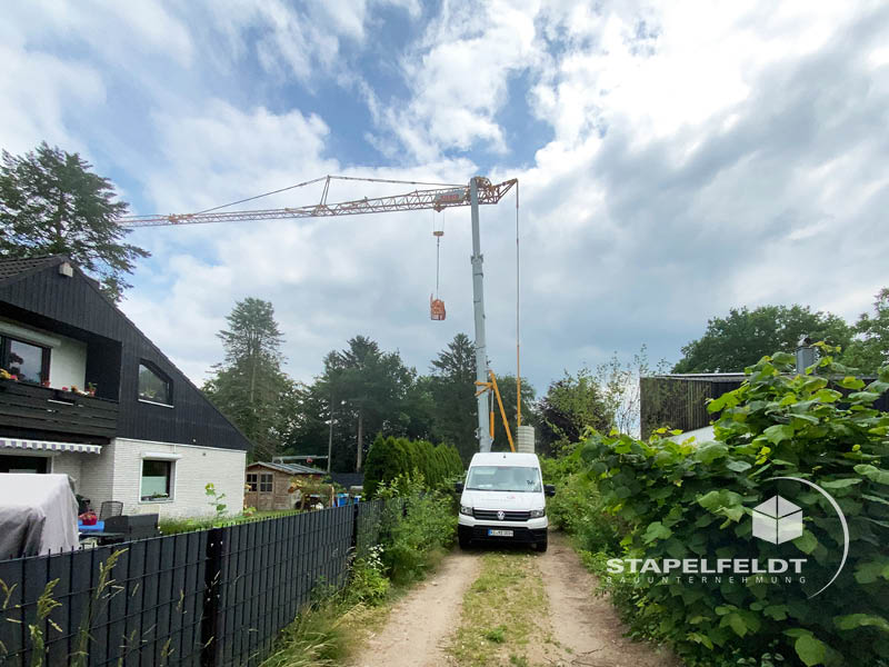 Kranarbeiten im Neubau eines KfW-40-Mehrfamilienhauses in Witzhave | Stapelfeldt Bauunternehmung