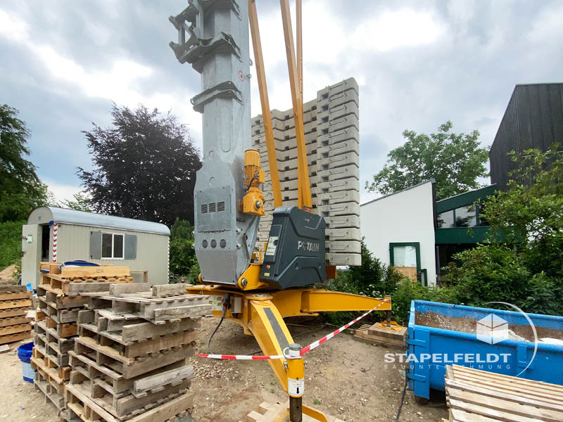 Baustellenansicht mit Kran – Neubau Mehrfamilienhaus Witzhave (KfW-40) | Stapelfeldt Bauunternehmung