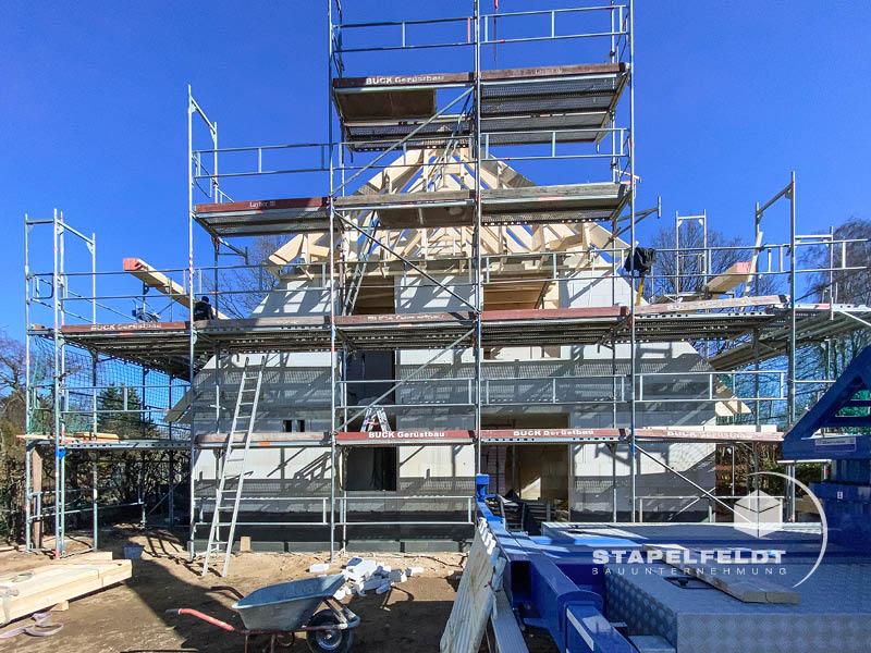 Baustelle Neubau in Stapelfeld Doppelhaus Doppelhaushälfte Zweifamilienhaus mit Walmdach Krüppelwalmdach Bauunternehmen Stapelfeldt Bauunternehmung