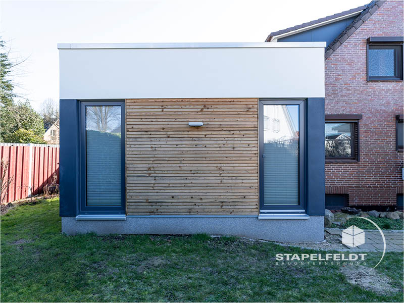 Die Firma Stapelfeldt Bauunternehmung in Geesthacht führt Betonier- und Schalungsarbeiten für einen Anbau mit Dachterasse an einem Bestandsgebäude / Einfamilienhaus (EFH) im Hamburger Umland aus