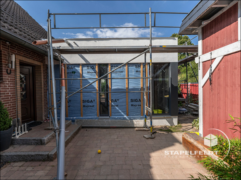 Die Firma Stapelfeldt Bauunternehmung in Geesthacht führt Betonier- und Schalungsarbeiten für einen Anbau an einem Bestandsgebäude / Einfamilienhaus (EFH) im Hamburger Umland aus