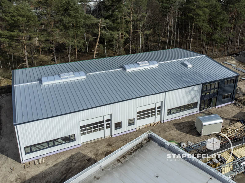 Neubau Industriebau Industriehalle Gewerbehalle 2-stöckig Büroräume Bauunternehmen Geesthacht Stapelfeldt Bauunternehmung