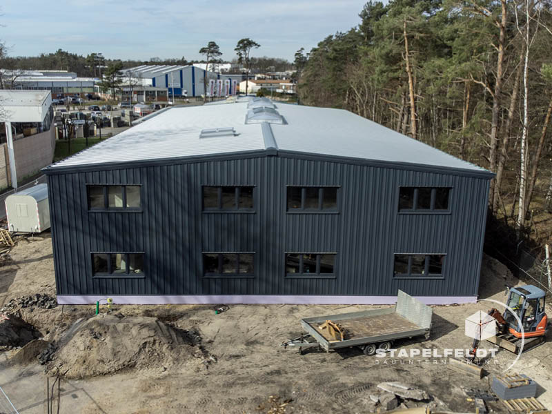 Neubau Industriebau Industriehalle Gewerbehalle 2-stöckig Büroräume Bauunternehmen Geesthacht Stapelfeldt Bauunternehmung