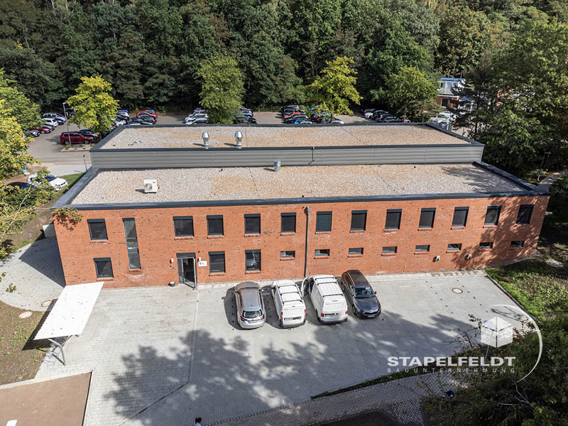 fertiggestelltes Bauprojekt | öffentlicher Neubau einer Rettungswache für das Johanniter-Krankenhaus Geesthacht durch das Bauunternehmen Stapelfeldt Bauunternehmung