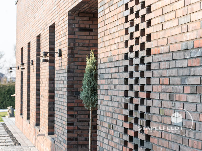 Detail der Klinkerfassade mit plastischem Mauerwerksmuster und Eingangsnische in Hamburg-Curslack