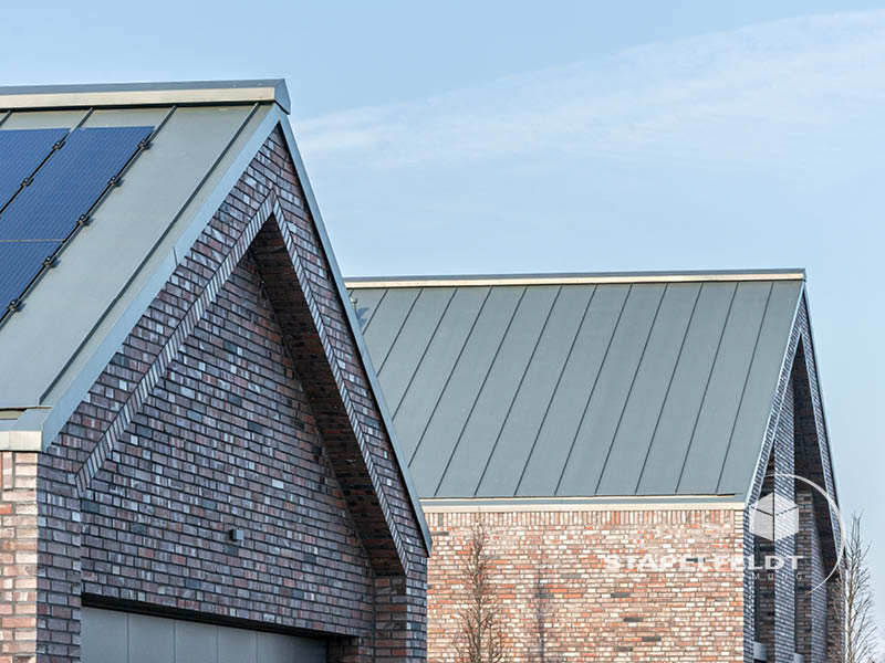 Dachdetail mit Stehfalz-Metalldach und Photovoltaik am Klinker-Neubau in Hamburg-Curslack