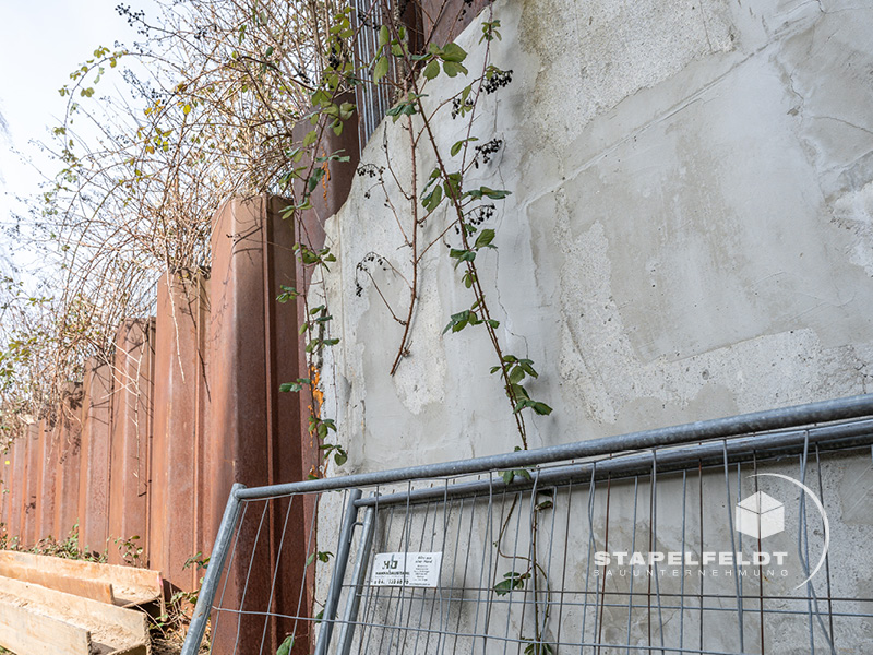 Stapelfeldt Bauunternehmung Geesthacht | Sanierung Winkelstützwand Baustelle Bauunternehmen Sanierungsarbeiten Hamburg Bezirk Bergedorf Stadtteil Lohbrügge