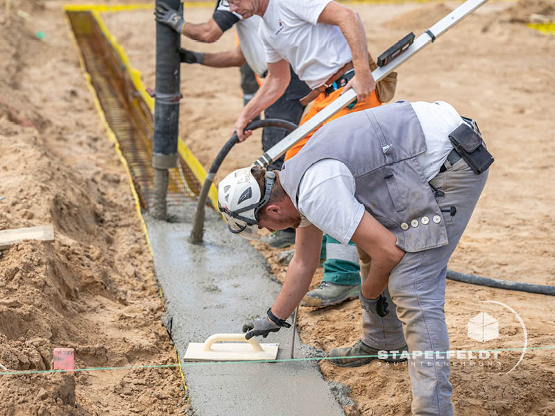 Neubau Gewerbegebiet Nord Leibnizstraße Halle & Verwaltungsgebäude | Kran Baustelle Betonierarbeiten Industriebau | Bauunternehmen Stapelfeldt Bauunternehmung Geesthacht