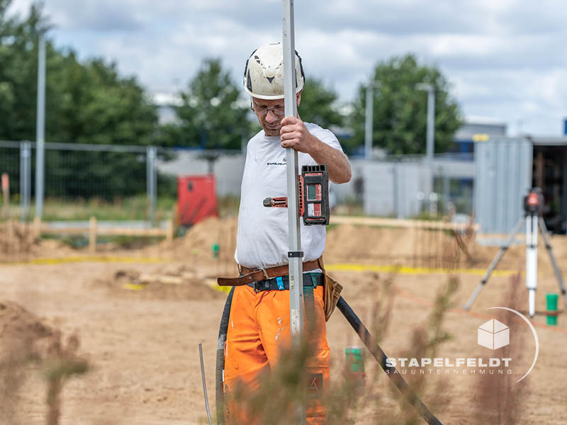 Neubau Gewerbegebiet Nord Leibnizstraße Halle & Verwaltungsgebäude | Kran Baustelle Betonierarbeiten Industriebau | Bauunternehmen Stapelfeldt Bauunternehmung Geesthacht