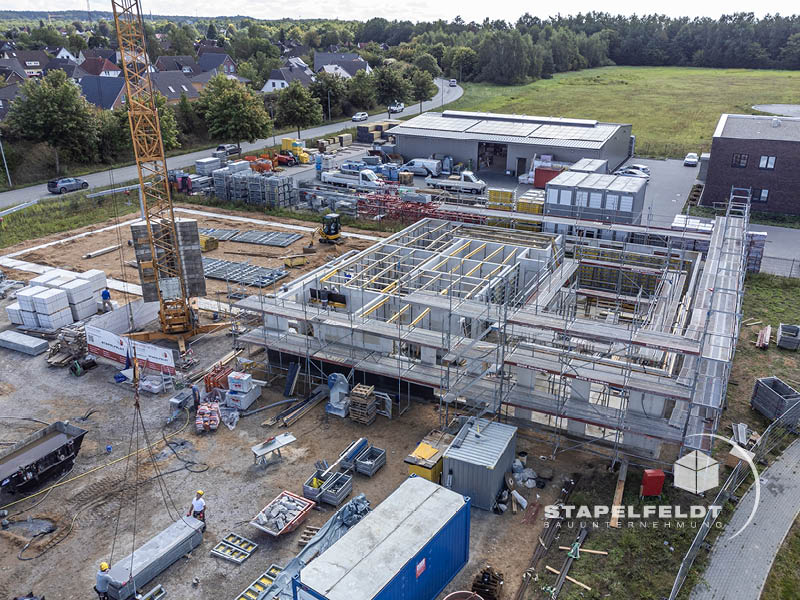 Neubau Gewerbegebiet Nord Leibnizstraße Halle & Verwaltungsgebäude | Baustelle Luftaufnahmen Industriebau | Bauunternehmen Stapelfeldt Bauunternehmung Geesthacht