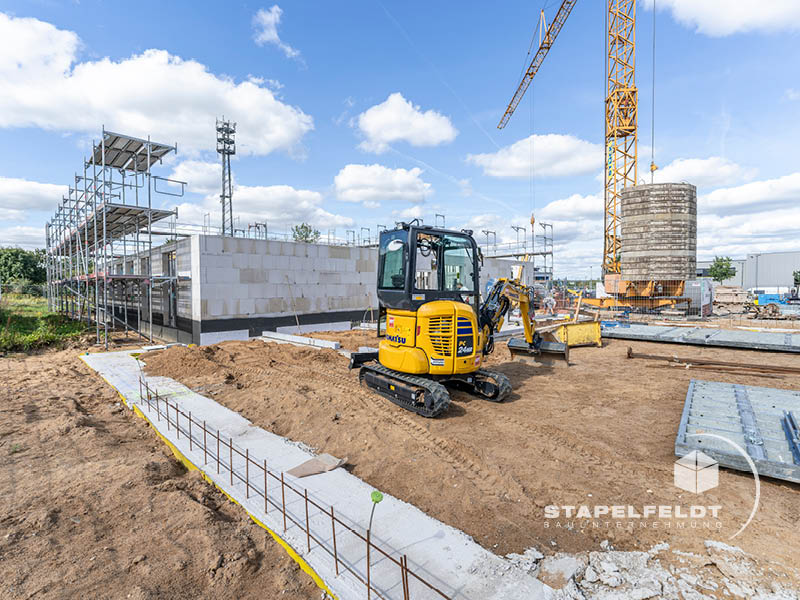 Neubau Gewerbegebiet Nord Leibnizstraße Halle & Verwaltungsgebäude | Baustelle Maurerarbeiten Industriebau | Bauunternehmen Stapelfeldt Bauunternehmung Geesthacht