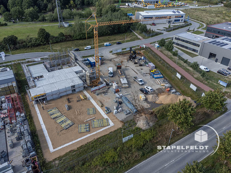 Neubau Gewerbegebiet Nord Leibnizstraße Halle & Verwaltungsgebäude | Baustelle Decke einziehen Industriebau | Bauunternehmen Stapelfeldt Bauunternehmung Geesthacht