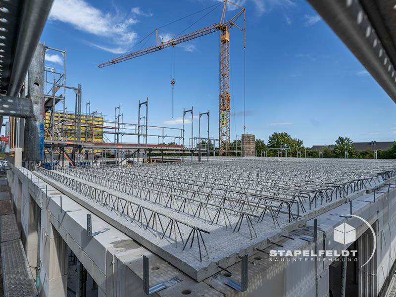 Neubau Gewerbegebiet Nord Leibnizstraße Halle & Verwaltungsgebäude | Baustelle Decke einziehen Industriebau | Bauunternehmen Stapelfeldt Bauunternehmung Geesthacht