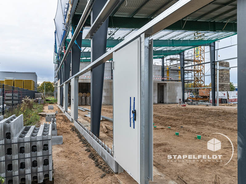 Neubau Gewerbegebiet Nord Leibnizstraße Halle & Verwaltungsgebäude | Baustelle Hallenbau Industriebau | Bauunternehmen Stapelfeldt Bauunternehmung Geesthacht