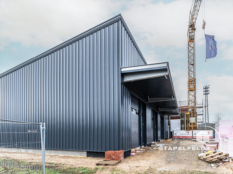 Neubau Gewerbegebiet Nord Leibnizstraße Halle & Verwaltungsgebäude | Baustelle Hallenbau Industriebau | Bauunternehmen Stapelfeldt Bauunternehmung Geesthacht