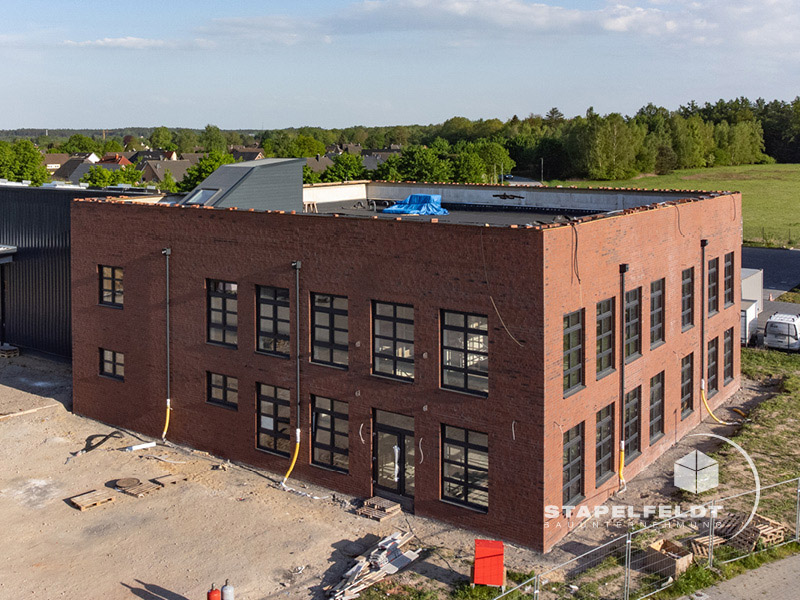 Neubau Gewerbegebiet Nord Leibnizstraße Halle & Verwaltungsgebäude | Baustelle Klinker Bürogebäude Industriebau | Bauunternehmen Stapelfeldt Bauunternehmung Geesthacht