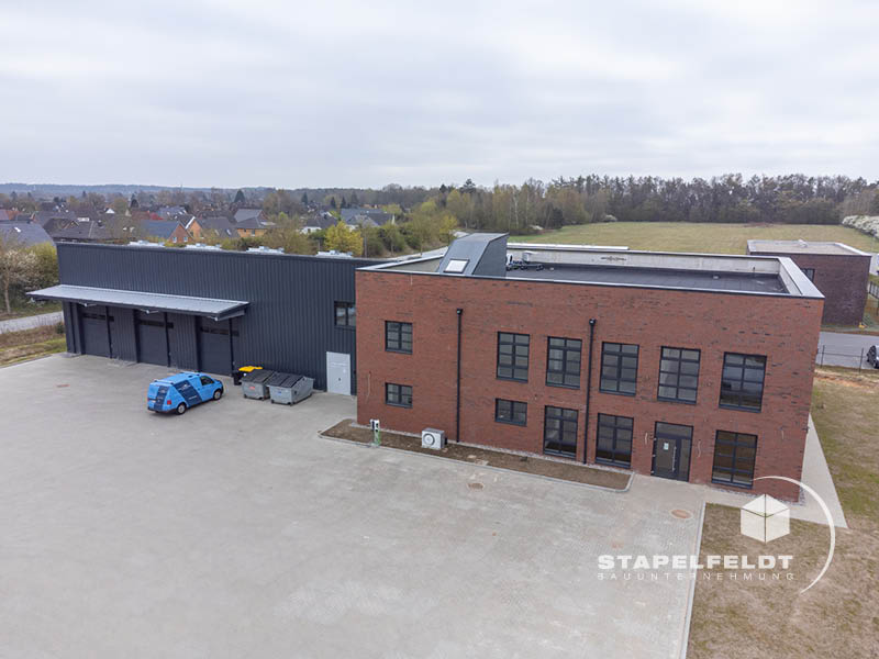Neubau Leibnizstraße Gewerbegebiet Nord Geesthacht | Halle & Verwaltungsgebäude der Firma VOIGT Dier Bad- und Heizungsgestalter | Bauunternehmen für Industriebau & Hallenbau Stapelfeldt Bauunternehmung