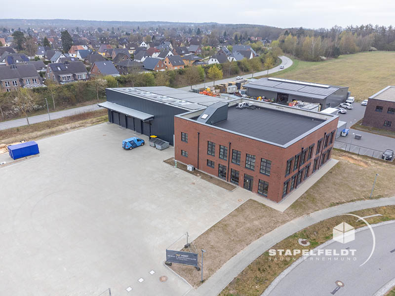 Neubau Leibnizstraße Gewerbegebiet Nord Geesthacht | Halle & Verwaltungsgebäude der Firma VOIGT Dier Bad- und Heizungsgestalter | Bauunternehmen für Industriebau & Hallenbau Stapelfeldt Bauunternehmung