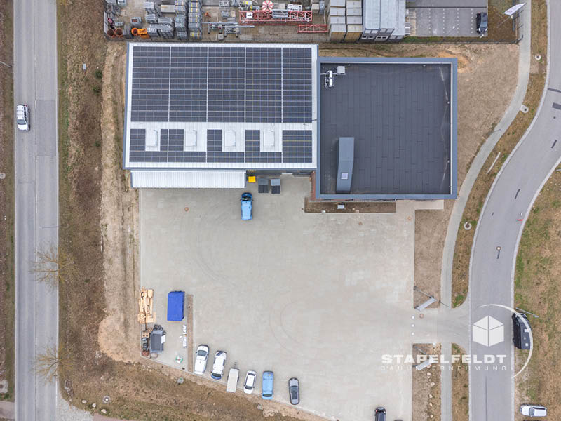 Neubau Leibnizstraße Gewerbegebiet Nord Geesthacht | Halle & Verwaltungsgebäude der Firma VOIGT Dier Bad- und Heizungsgestalter | Bauunternehmen für Industriebau & Hallenbau Stapelfeldt Bauunternehmung