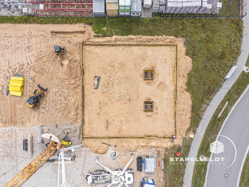 Neubau Gewerbegebiet Leibnizstraße Halle & Verwaltungsgebäude | Kran Baustelle Baufeld Industriebau | Bauunternehmen Stapelfeldt Bauunternehmung Geesthacht