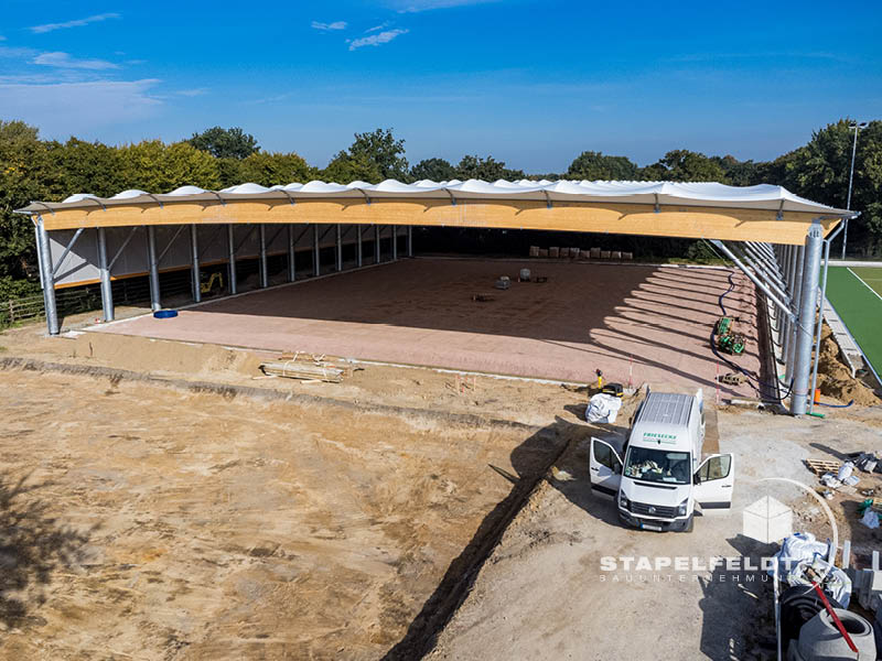 Streifenfundament für Hockeyhalle des Hockeybundesstützpunktes in Hamburg | Bauunternehmen für Neubau von Sporthallen, Sportanlagen, Hallenbau, Stahlhallen, Stahlhallenbau | Stapelfeldt Bauunternehmung
