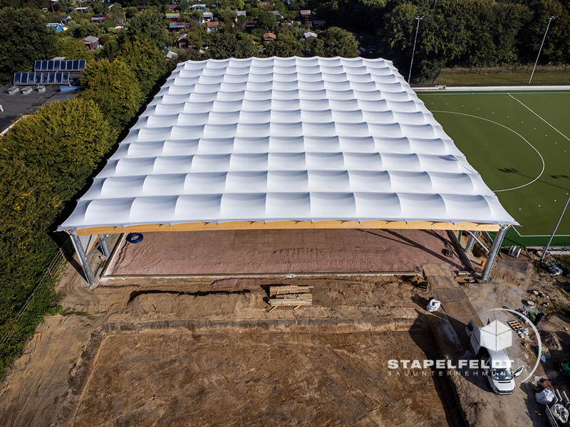 Streifenfundament für Hockeyhalle des Hockeybundesstützpunktes in Hamburg | Bauunternehmen für Neubau von Sporthallen, Sportanlagen, Hallenbau, Stahlhallen, Stahlhallenbau | Stapelfeldt Bauunternehmung