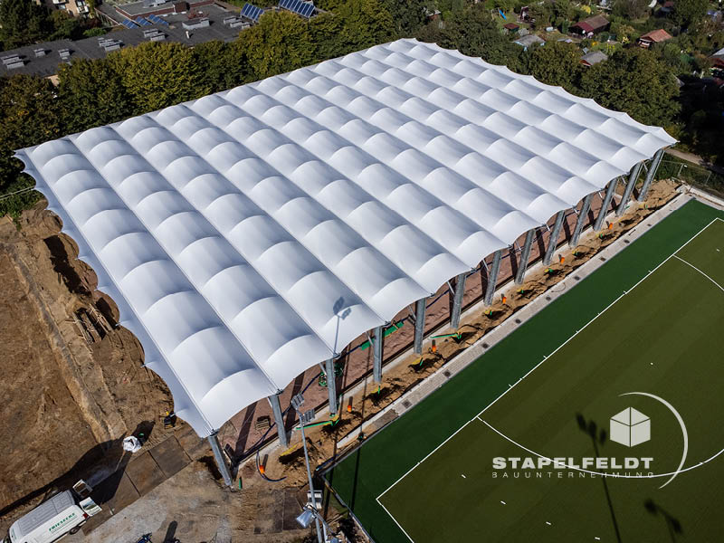 Streifenfundament für Hockeyhalle des Hockeybundesstützpunktes in Hamburg | Bauunternehmen für Neubau von Sporthallen, Sportanlagen, Hallenbau, Stahlhallen, Stahlhallenbau | Stapelfeldt Bauunternehmung