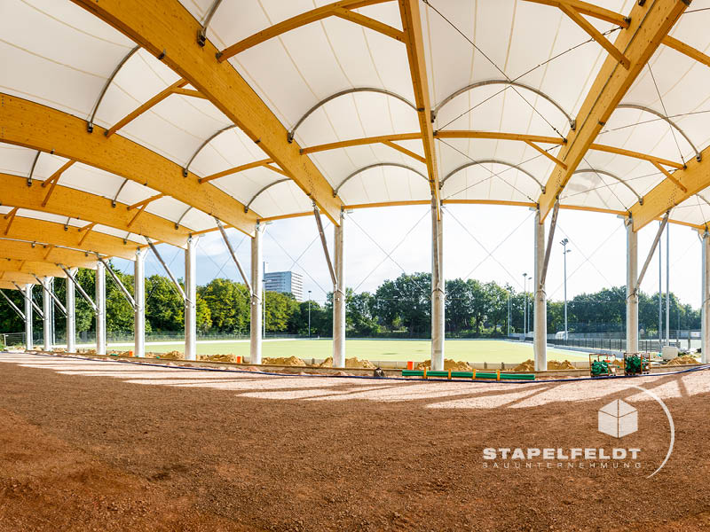Streifenfundament für Hockeyhalle des Hockeybundesstützpunktes in Hamburg | Bauunternehmen für Neubau von Sporthallen, Sportanlagen, Hallenbau, Stahlhallen, Stahlhallenbau | Stapelfeldt Bauunternehmung