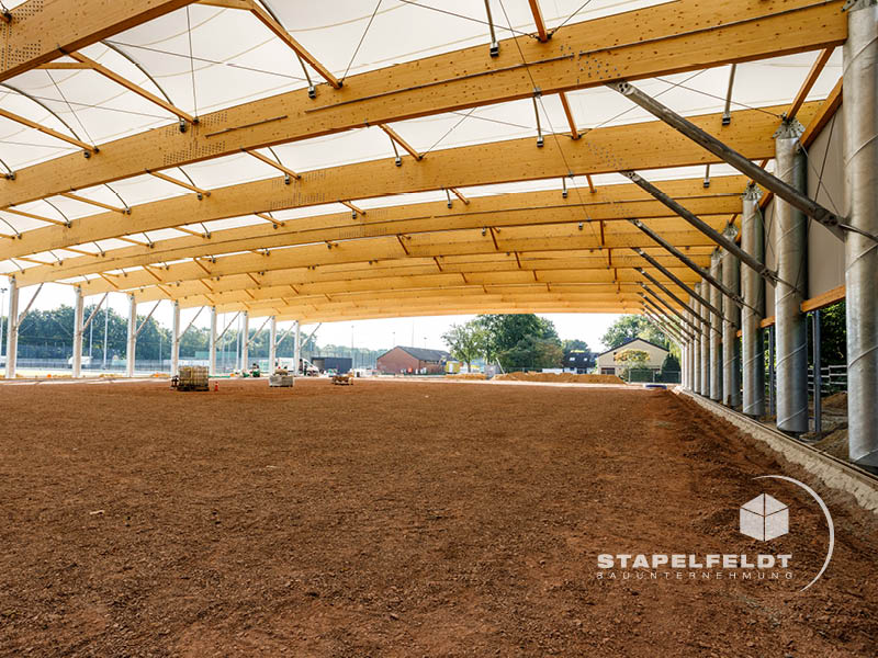 Streifenfundament für Hockeyhalle des Hockeybundesstützpunktes in Hamburg | Bauunternehmen für Neubau von Sporthallen, Sportanlagen, Hallenbau, Stahlhallen, Stahlhallenbau | Stapelfeldt Bauunternehmung