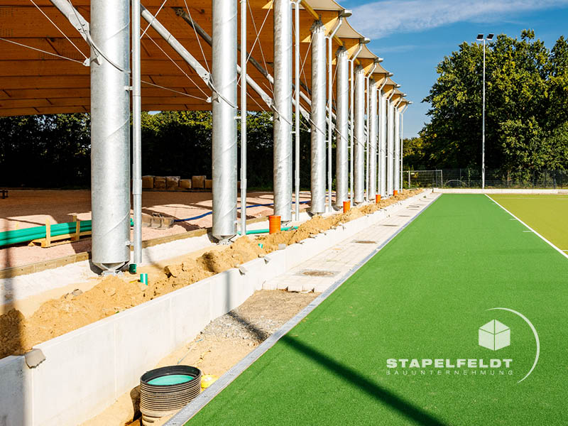 Streifenfundament für Hockeyhalle des Hockeybundesstützpunktes in Hamburg | Bauunternehmen für Neubau von Sporthallen, Sportanlagen, Hallenbau, Stahlhallen, Stahlhallenbau | Stapelfeldt Bauunternehmung