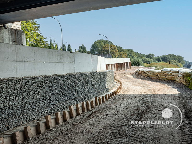 HafenCity Hamburg Sanierung und Betonierarbeiten an den Fahrradwegen und Spundwänden (Zweibrückenstraße, Höhe Elbbrücken) durch das Bauunternehmen Stapelfeldt Bauunternehmung