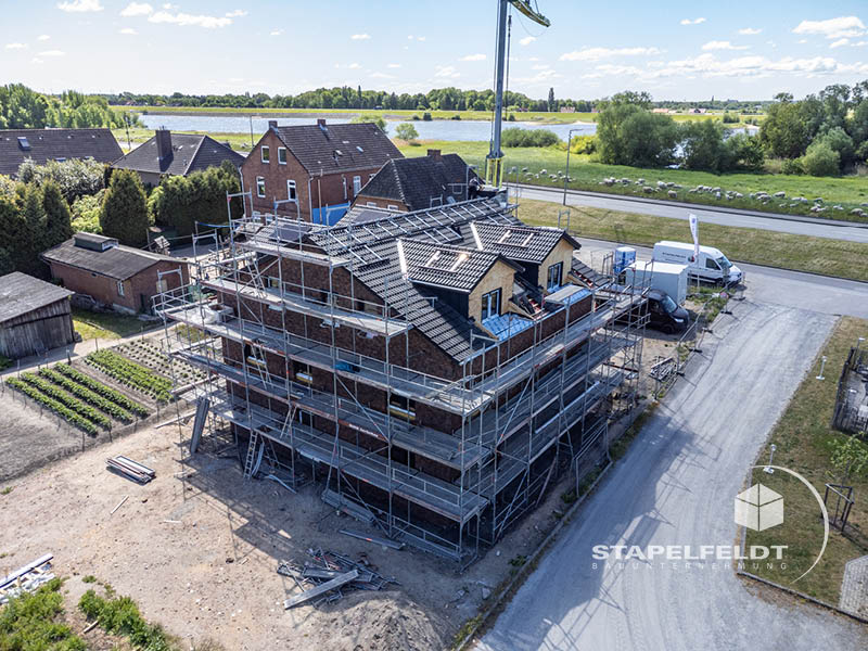 Bauen am Deich | Neubau Mehrfamilienhaus mit vier Wohneinheiten | Bauunternehmen Hamburg Bergedorf Kirchwerder Krauel Neuengammen Zollenspieker | in direkter Ebnähe | Stapelfeldt Bauunternehmung