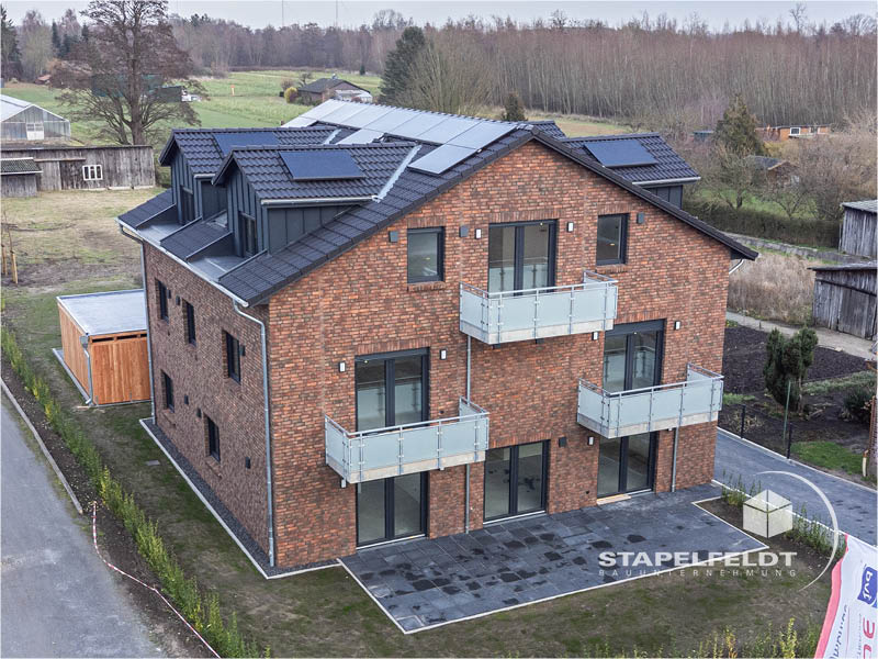 Neubau / Haus bauen in Hamburg-Kirchwerder mit Klinkerfassade und Balkonen, in direkter Nähe zum Elbdeich.