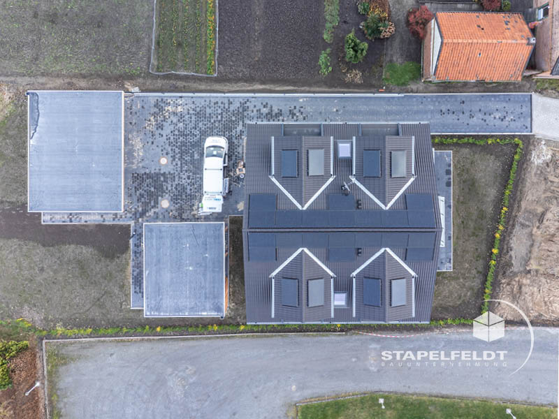 Dachaufsicht: Neubau Wohnhaus in Kirchwerder in Deichnähe der Elbe mit zwei Carports, Vier- und Marschlande.