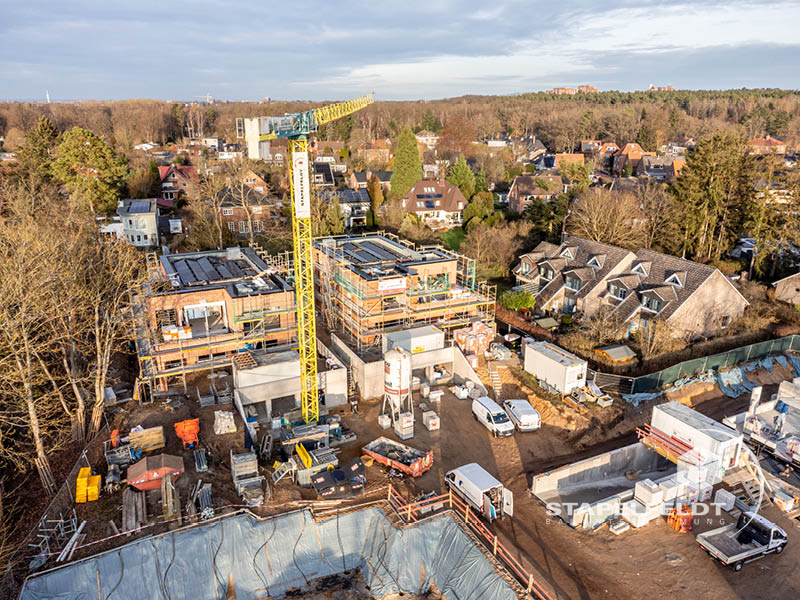 Drohnenaufnahme: Baufortschritt im Wohnquartier Reiherstieg in Lüneburg mit Kran und Rohbauten | Bauunternehmen Stapelfeldt Bauunternehmung
