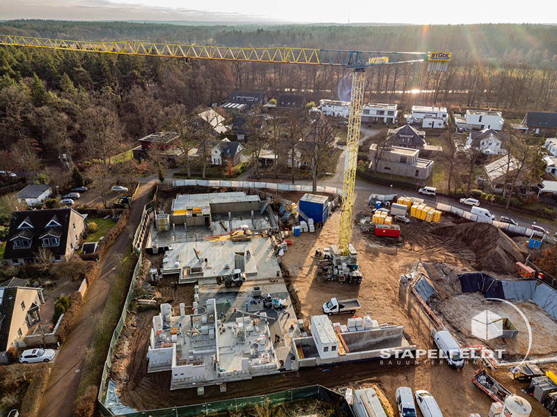 Luftbild: Kran und zwei Baufelder im Wohnquartier Reiherstieg in Lüneburg | Bauunternehmen Stapelfeldt Bauunternehmung