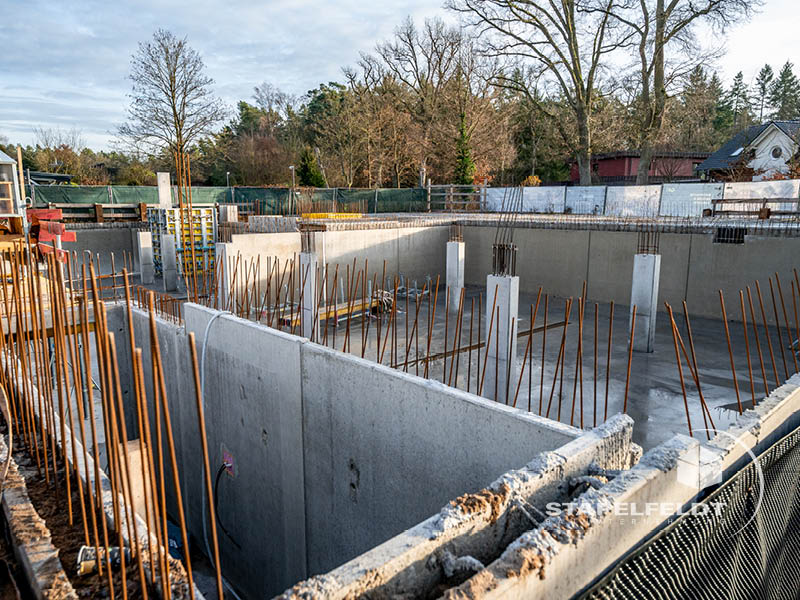 Kellerwände mit Bewehrung und Betonstützen im Wohnquartier Reiherstieg, Lüneburg | Bauunternehmen Stapelfeldt Bauunternehmung