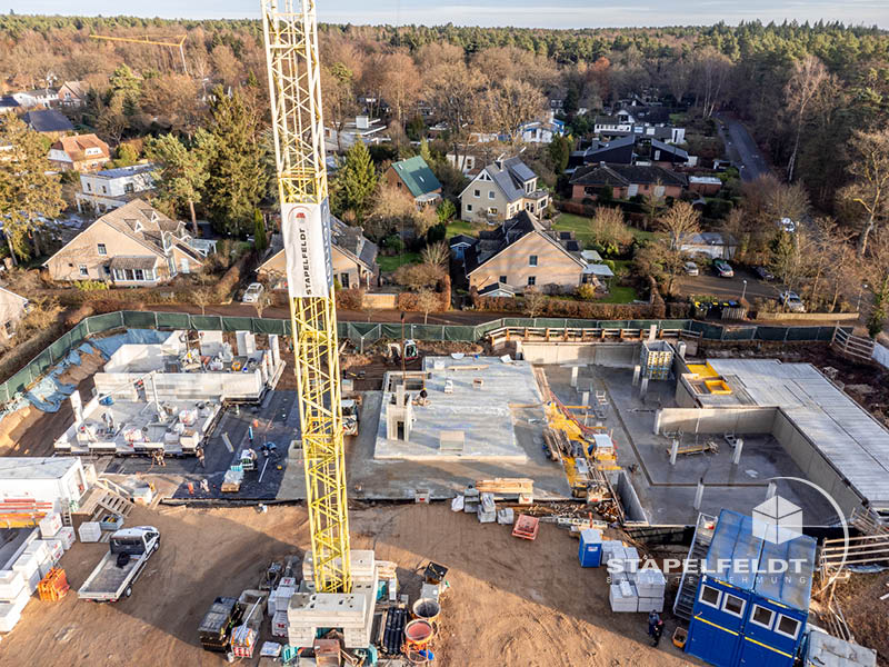 Baustelle mit Turmdrehkran und frisch betonierten Decken im Wohnquartier Reiherstieg | Bauunternehmen Stapelfeldt Bauunternehmung