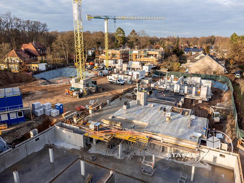 Rohbau der Mehrfamilienhäuser mit Kran und Baucontainern im Quartier Reiherstieg | Bauunternehmen Stapelfeldt Bauunternehmung