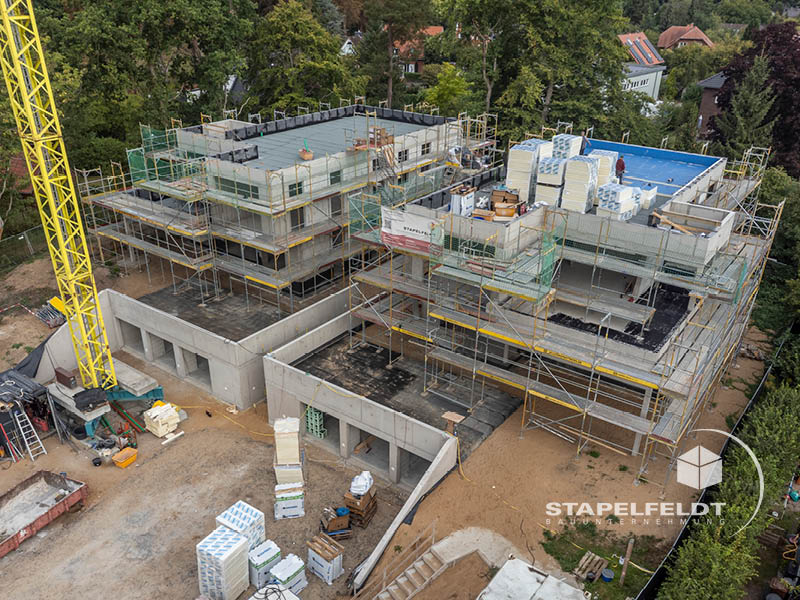 Projektstand Rohbau der Eigenheime im Wohnquartier Reiherstieg in Lüneburg Wilschenbruch | Bauunternehmen von hochwertigem, altengerechtem Neubau von Mehrfamilienhäusern | Stapelfeldt Bauunternehmung