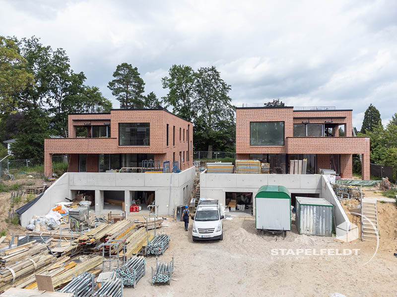 Klinkerrohbauten im Wohnquartier Reiherstieg in Lüneburg mit Tiefgaragenebene und großen Fensteröffnungen.