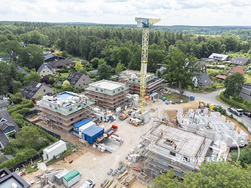 Luftbild des Wohnquartiers Reiherstieg in Lüneburg mit mehreren Rohbauten und Turmkran.