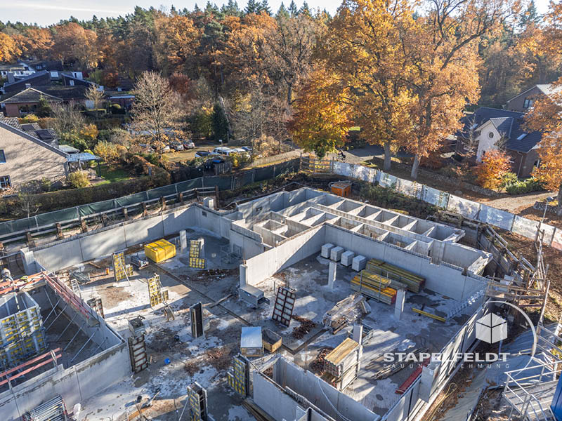 Privater Wohnungsbau Lüneburg: Baugrube mit vorbereiteter Bodenplatte und Wasserhaltung, Reiherstieg.